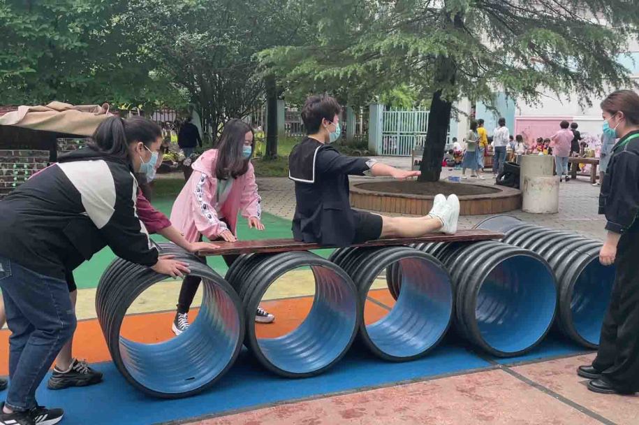 們相繼走進安吉縣機關幼兒園,安吉縣實驗幼兒園和安吉噯咪兒幼兒園,實